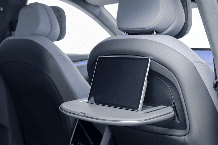 Маленький столик другого ряду